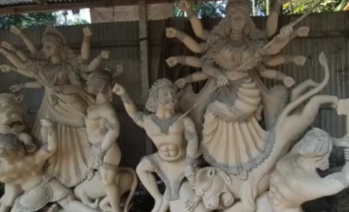 কুড়িগ্রামে দুর্গাপূজা ঘিরে প্রতিমা তৈরিতে ব্যস্ত কারিগরেরা: এবার ৫৬৩ মণ্ডপে দুর্গোৎসব