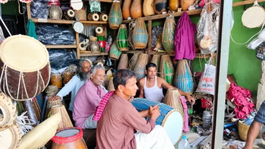 কাউনিয়ায় বাদ্যযন্ত্র তৈরির কারিগরদের দুর্দিন: আধুনিকতার চাপে কমছে দেশীয় বাদ্যের কদর