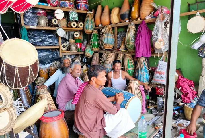 কাউনিয়ায় বাদ্যযন্ত্র তৈরির কারিগরদের দুর্দিন: আধুনিকতার চাপে কমছে দেশীয় বাদ্যের কদর