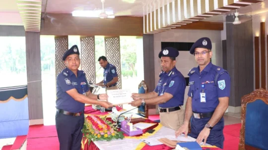 পাটগ্রাম থানায় সাফল্যের স্বীকৃতি: জেলার সেরা কাজের জন্য ওসির সম্মাননা লাভ