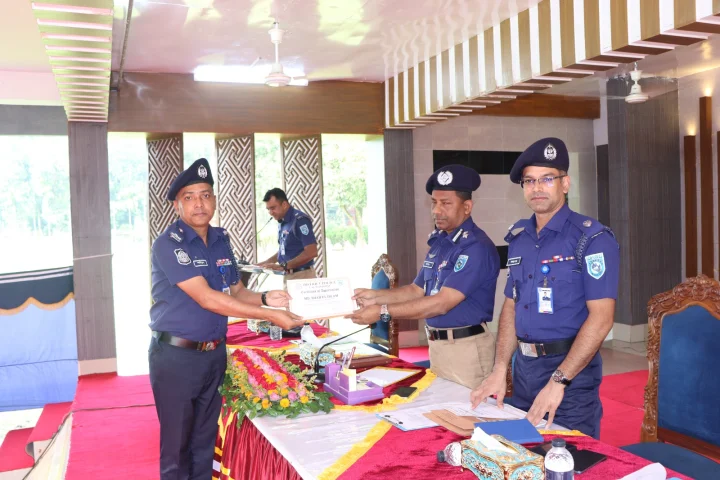 পাটগ্রাম থানায় সাফল্যের স্বীকৃতি: জেলার সেরা কাজের জন্য ওসির সম্মাননা লাভ