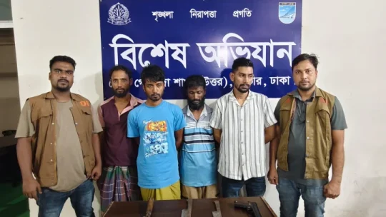 সাভারে অস্ত্র ও খেলনা পিস্তলসহ ডাকাত দলের ৪ সদস্য গ্রেফতার