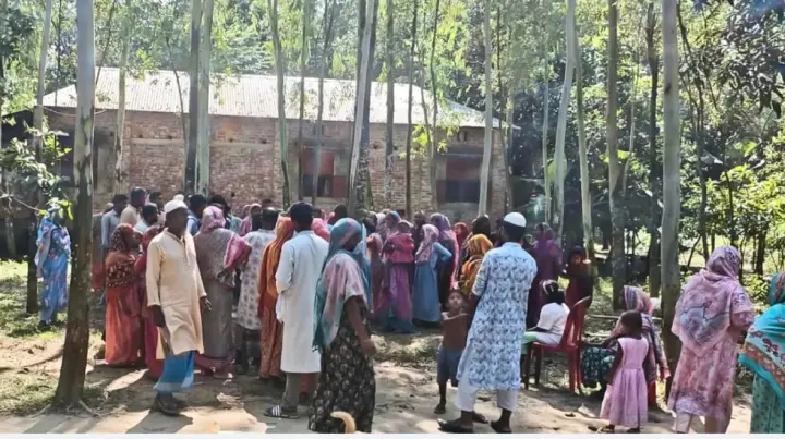 সম্পত্তির জেরে বাবার জানাজা আটকে দিলেন মেয়ে, ৫ ঘণ্টা উঠানে পড়ে ছিল লাশ
