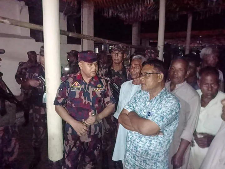 পাটগ্রামে পূজামণ্ডপ পরিদর্শন করলেন ৬১ বিজিবির অধিনায়ক