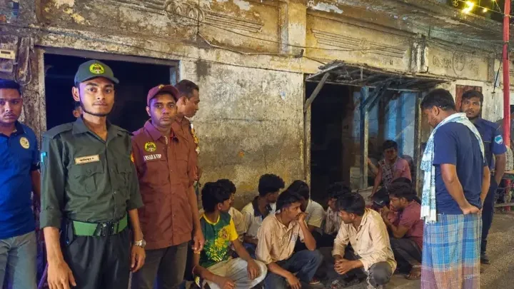 যশোরে পূজামণ্ডপে কিশোর গ্যাংয়ের সংঘর্ষ প্রতিরোধ, আনসারের তৎপরতায় আটক ৭
