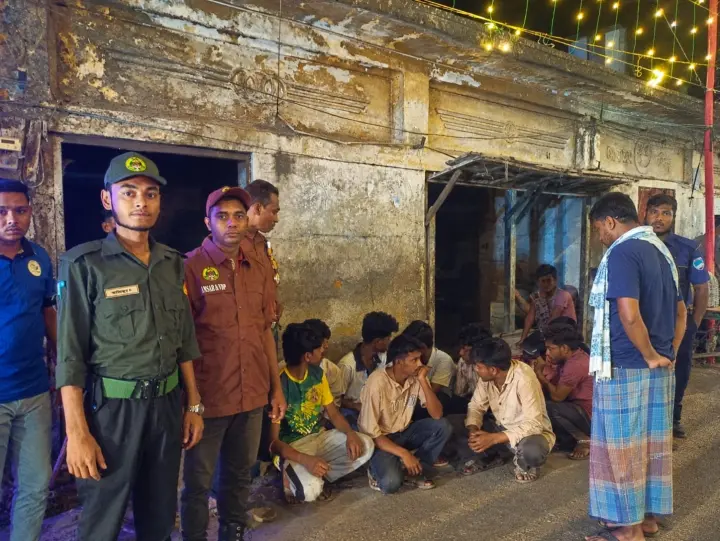 যশোরে পূজামণ্ডপে কিশোর গ্যাংয়ের সংঘর্ষ প্রতিরোধ, আনসারের তৎপরতায় আটক ৭