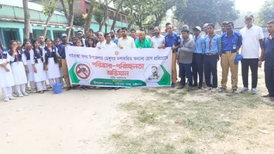গাইবান্ধায় ডেঙ্গু প্রতিরোধে দারিয়াপুর হাটে পরিচ্ছন্নতা অভিযান ও আলোচনা সভা
