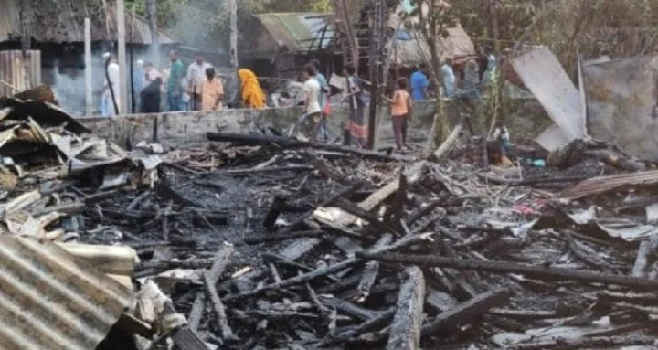 ফরিদগঞ্জে জুমার নামাজের সময় ভয়াবহ অগ্নিকাণ্ড: ৪ বসতঘর পুড়ে ছাই, ক্ষতি ৪০ লাখ টাকা
