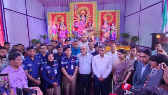 দুর্গাপূজায় নিশ্ছিদ্র নিরাপত্তা, ধামরাইয়ে মন্দির পরিদর্শন শেষে বিভাগীয় কমিশনার
