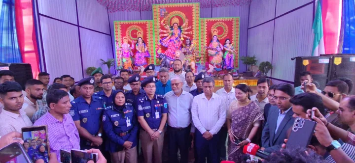 দুর্গাপূজায় নিশ্ছিদ্র নিরাপত্তা, ধামরাইয়ে মন্দির পরিদর্শন শেষে বিভাগীয় কমিশনার