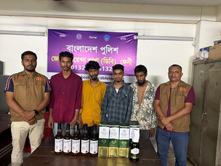 ফেনীতে ৯ বোতল বিদেশি মদসহ ৪ মাদক কারবারি গ্রেফতার