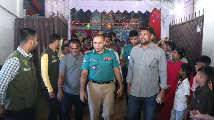 শান্তিপূর্ণ ও নিরাপদ পরিবেশ নিশ্চিত করতে জিএমপি কমিশনারের পূজামণ্ডপ পরিদর্শন