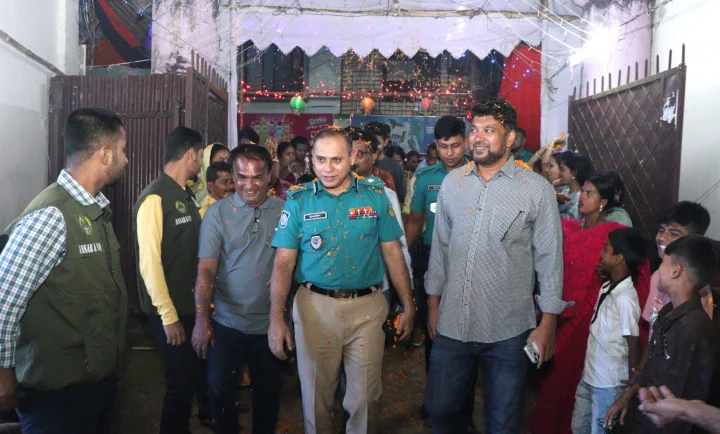 শান্তিপূর্ণ ও নিরাপদ পরিবেশ নিশ্চিত করতে জিএমপি কমিশনারের পূজামণ্ডপ পরিদর্শন