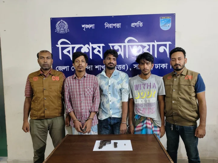 আশুলিয়ায় বিদেশি পিস্তল ও গুলিসহ ৩ অস্ত্রধারী সন্ত্রাসী গ্রেফতার