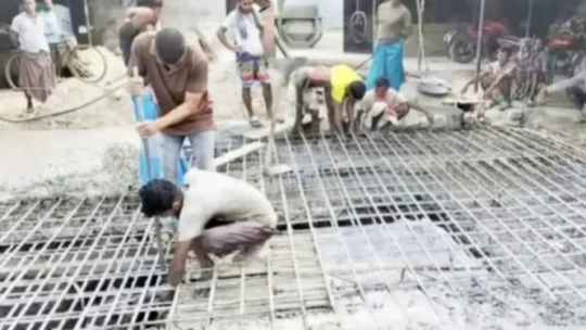 টাঙ্গাইলে রডের বদলে বাঁশ দিয়ে কালভার্ট নির্মাণকালে ধস, তিনজনকে শোকজ