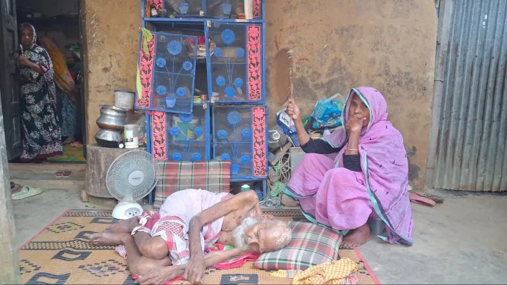 শ্রীপুরে জমি লিখে না দেওয়ায় ১৩৫ বছরের বাবাকে হাসপাতালে নিতে বাধা!