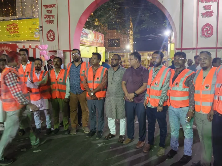 চকবাজারে পূজামণ্ডপ পরিদর্শন ও নিরাপত্তা নিশ্চিতকরণে বিএনপি ও যুবদল নেতৃবৃন্দ