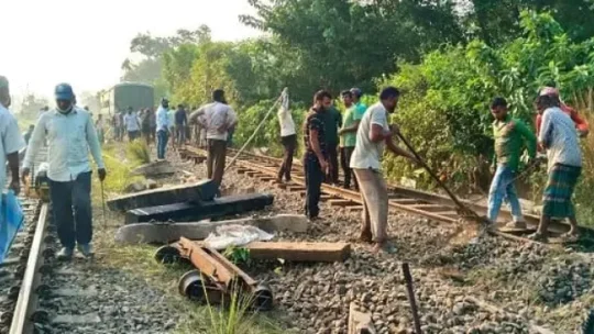 ১৬ ঘণ্টা পর উদ্ধার কর্ণফুলী ট্রেনের ৪ বগি, রেললাইন মেরামতের কাজ চলছে