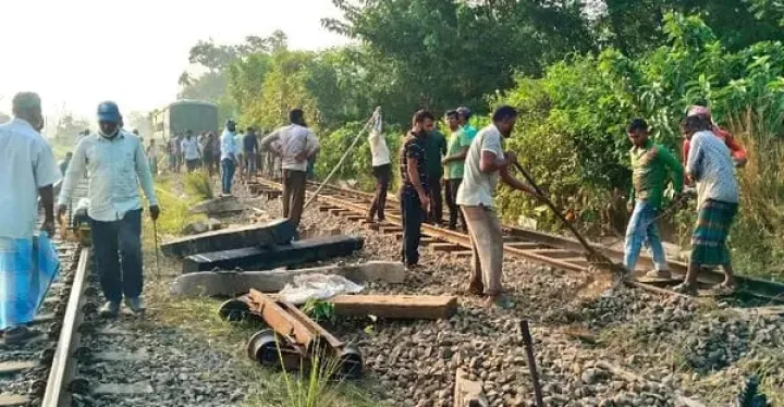 ১৬ ঘণ্টা পর উদ্ধার কর্ণফুলী ট্রেনের ৪ বগি, রেললাইন মেরামতের কাজ চলছে