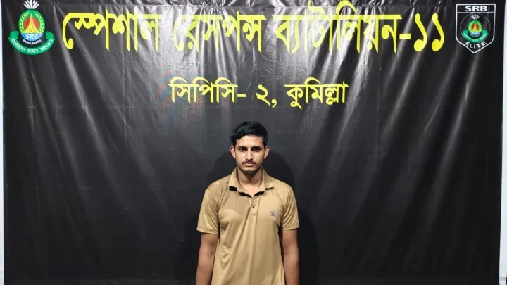 কুমিল্লায় অস্ত্র তৈরি ও বিক্রির বিজ্ঞাপন, বিপুল অস্ত্রসহ যুবক আটক