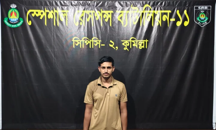 কুমিল্লায় অস্ত্র তৈরি ও বিক্রির বিজ্ঞাপন, বিপুল অস্ত্রসহ যুবক আটক