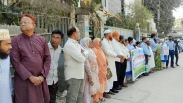 কুড়িগ্রাম ভূরুঙ্গামারী মহাসড়কে ফুটপাতের দাবিতে মানববন্ধন