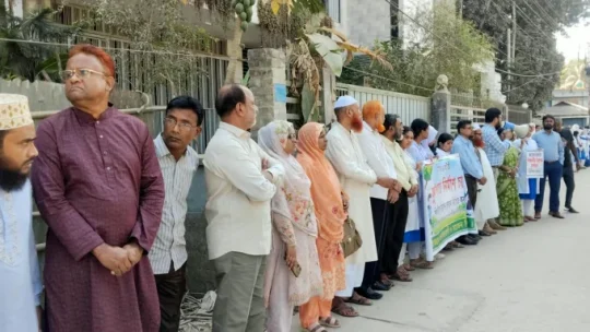 কুড়িগ্রাম ভূরুঙ্গামারী মহাসড়কে ফুটপাতের দাবিতে মানববন্ধন