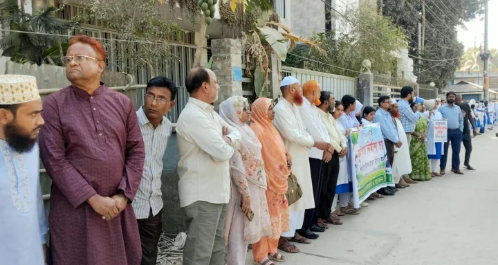 কুড়িগ্রাম-ভূরুঙ্গামারী মহাসড়কে ফুটপাতের দাবিতে মানববন্ধন