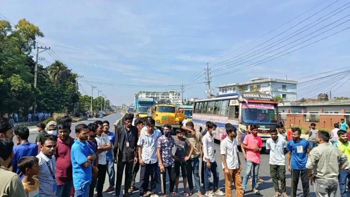কালিয়াকৈরে বেতন-ভাতা বৃদ্ধির দাবিতে শ্রমিকদের মহাসড়ক অবরোধ ও কারখানায় ভাঙচুর