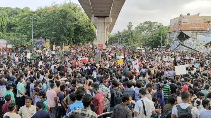 এক ঘণ্টা অবস্থানের পর রাজধানীর শাহবাগের মোড় থেকে অবরোধ তুলে নিয়েছে কোটা বিরোধী আন্দোলনকারীরা। ছবি: তানভির আহাম্মদ